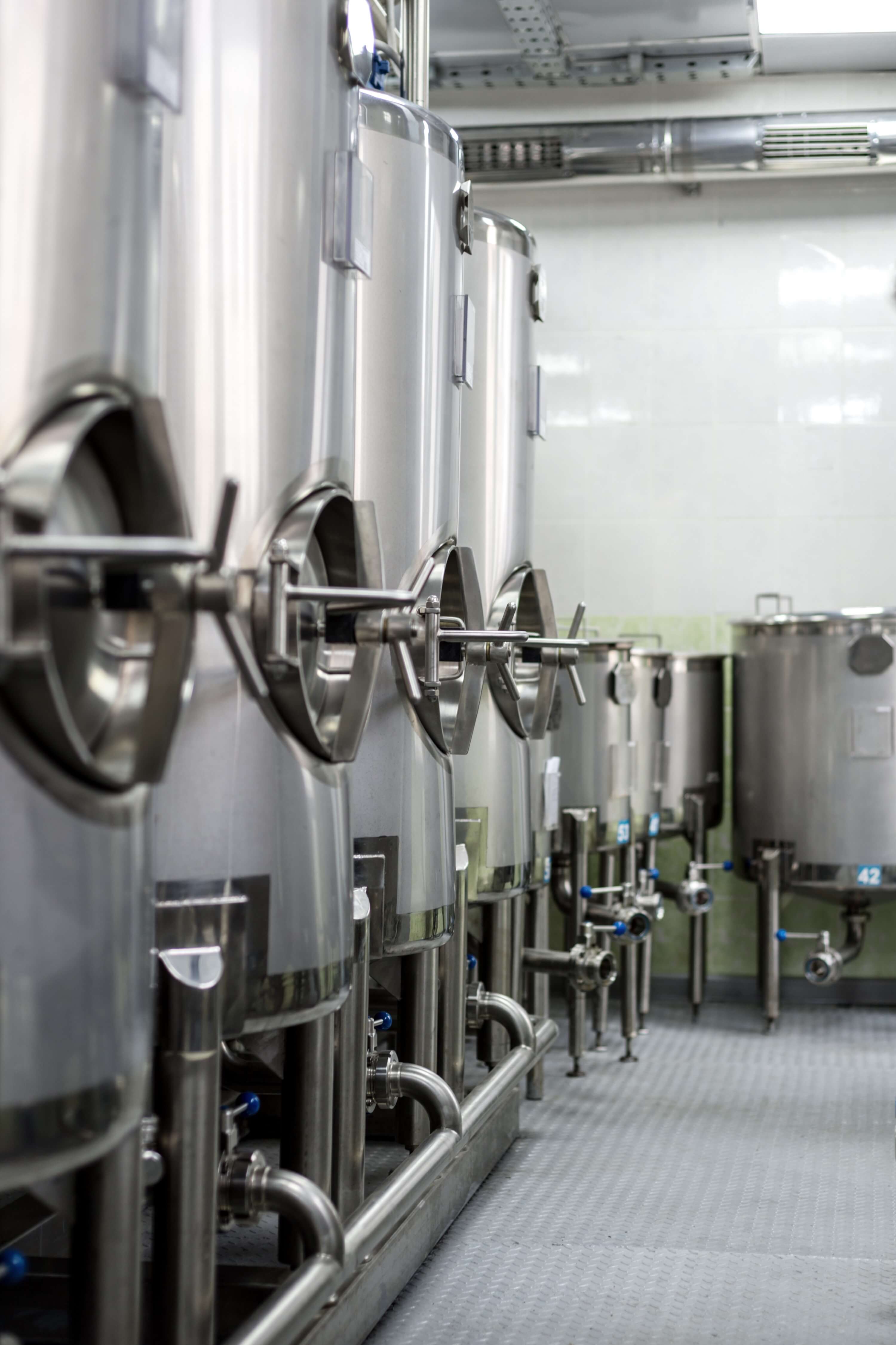 A6_stainless-steel-tanks-with-large-round-hatches